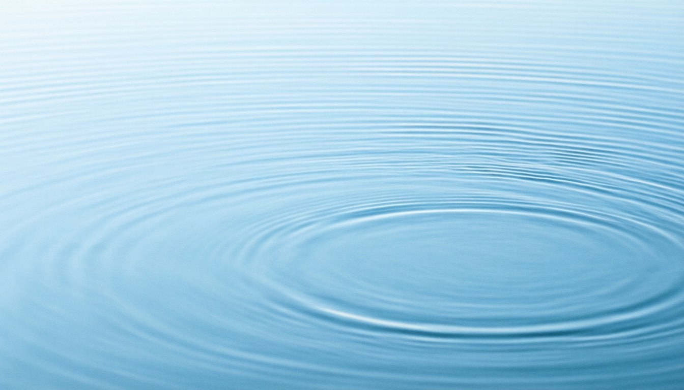 Surface d'eau bleue avec des ondes circulaires, créant une ambiance apaisante et relaxante, idéale pour un fond de spa et de massages.