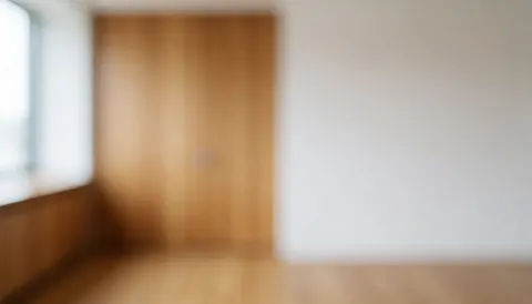 Fond abstrait de bureau moderne avec murs blancs et détails en bois, idéal pour textes et présentations professionnelles