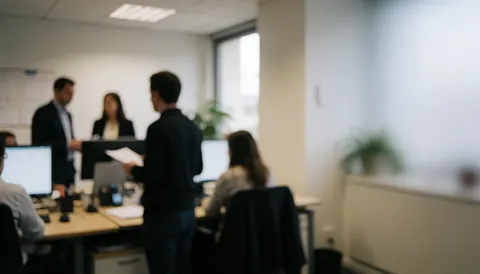 Espace de travail moderne offrant un arrière-plan flou idéal pour l'ajout de texte, dans un environnement professionnel.
