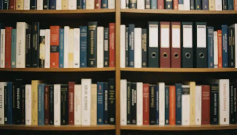 Étagère en bois remplie de livres et de dossiers de stratégie sur fond doux, idéal pour des textes professionnels.