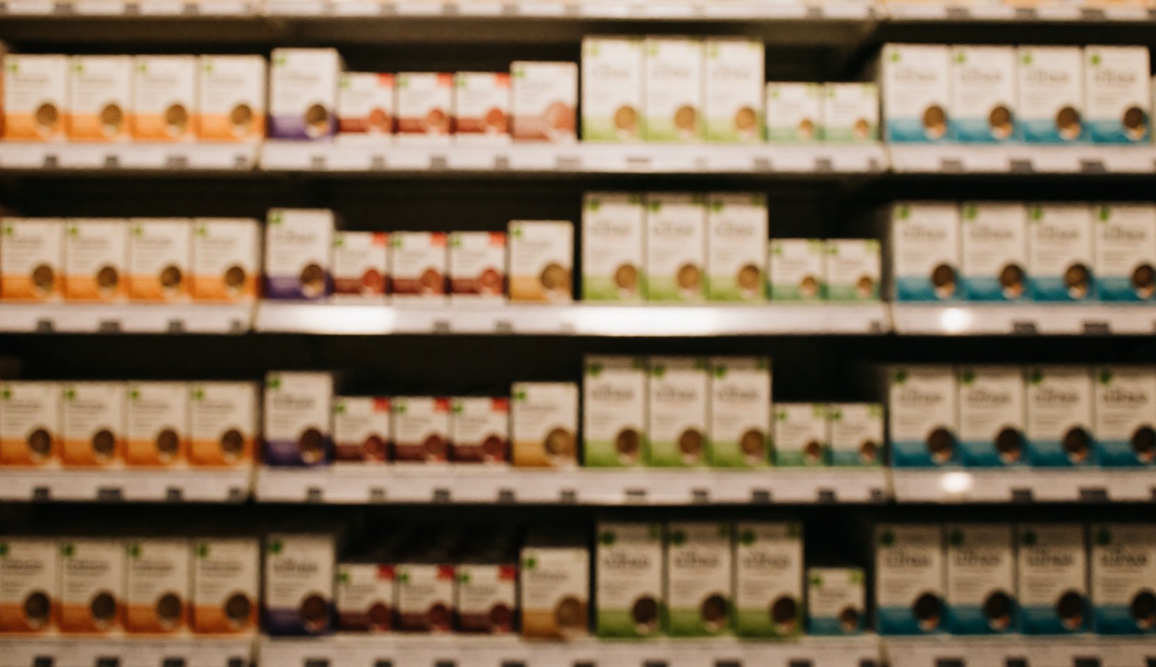 Arrière-plan flou d'étagères remplies de produits de nutrition avec des tons chauds, offrant un espace idéal pour ajouter du texte commercial.