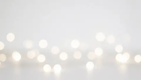 Arrière-plan blanc minimaliste avec des lumières floues, idéal pour ajouter du texte ou un logo dans une conception numérique.