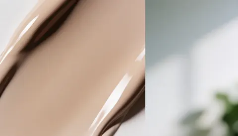 Arrière-plan abstrait beige neutre avec gradient doux et éclairage subtil, offrant un espace libre à droite pour l'ajout de texte commercial.