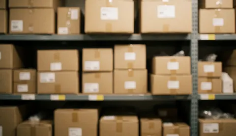 Des étagères remplies de cartons prêts à être expédiés dans un entrepôt de logistique, servant de fond texturé avec espace négatif et flou.