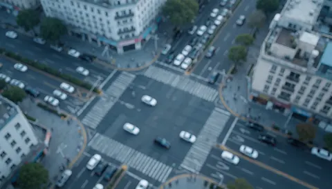 Vue de dessus d'une intersection de ville avec des voitures et des bâtiments, tous flous.