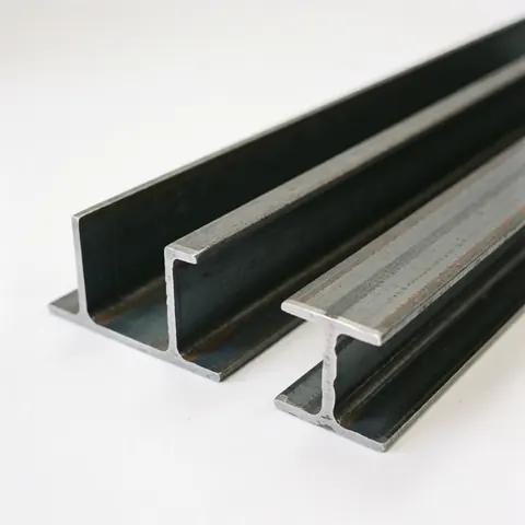 Deux poutres en acier en forme de I sur fond blanc, mettant en évidence leur structure métallique et leur surface polie.