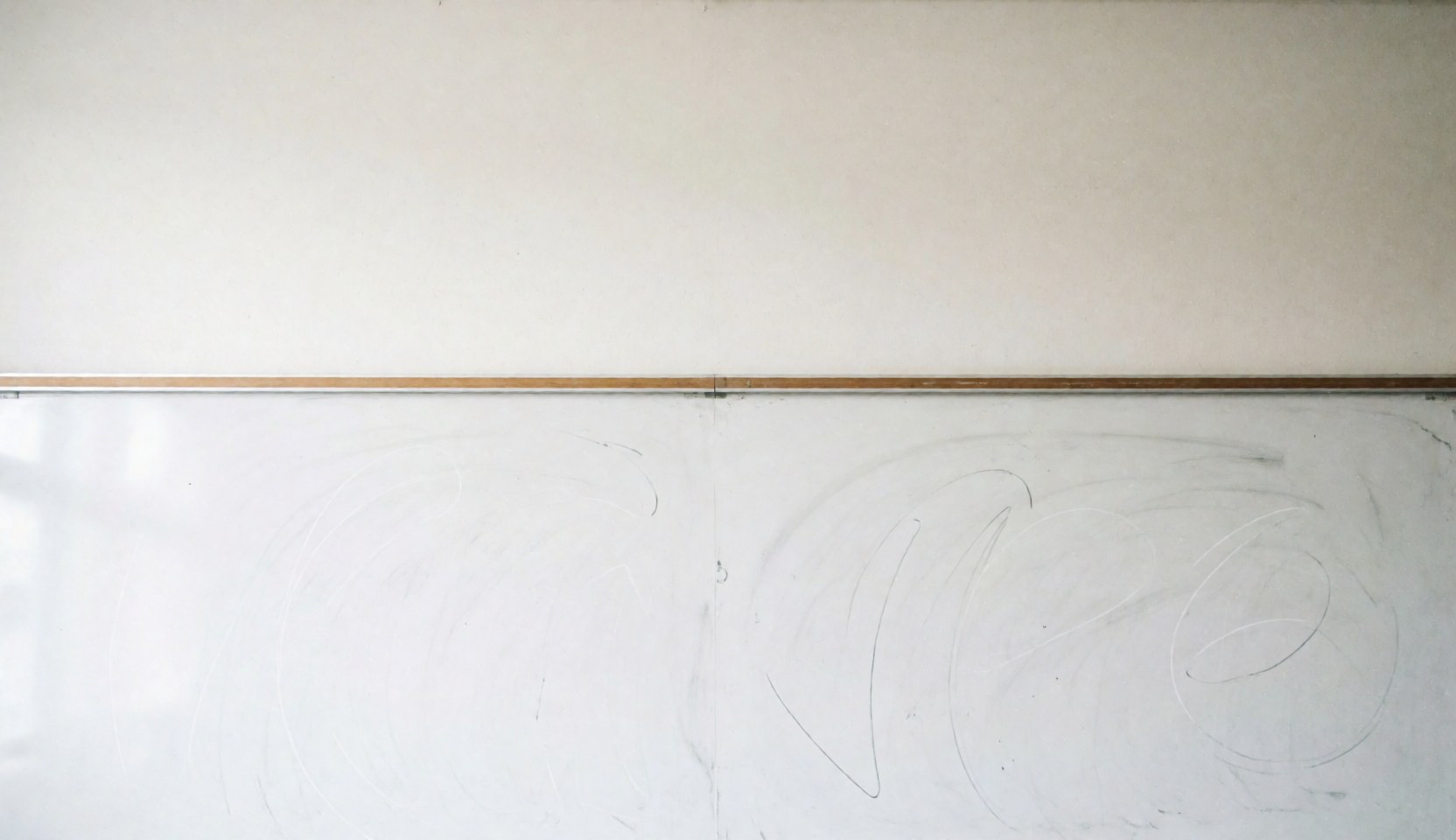 Fond de tableau blanc avec des marques de craie, idéal pour du texte éducatif, sans personnes ni objets, éclairage lumineux et propre.