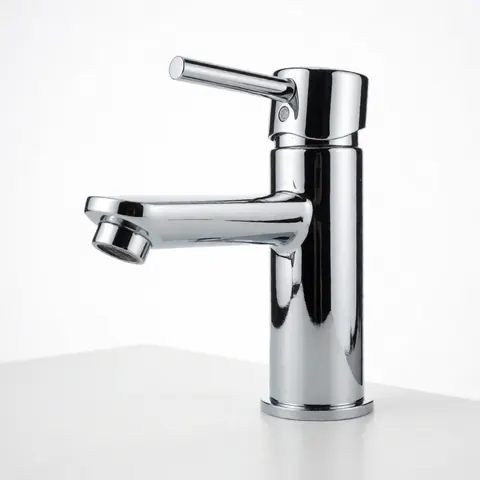 Un robinet de salle de bain moderne en chrome avec une poignée unique, posé sur une surface blanche propre, idéal pour la plomberie et la décoration.
