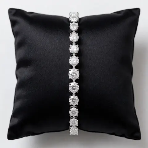 Un bracelet de diamants scintillants posé sur un coussin en soie noire, idéal pour la présentation de produits dans une boutique de joaillerie.