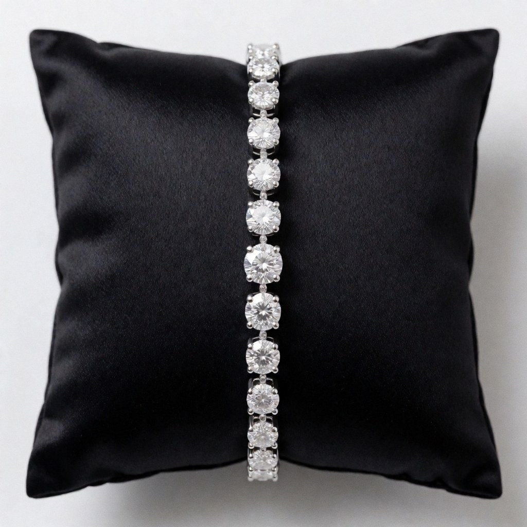 Un bracelet de diamants scintillants posé sur un coussin en soie noire, idéal pour la présentation de produits dans une boutique de joaillerie.