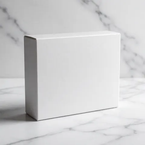 Une boîte moderne posée sur une surface en marbre blanc brillant, offrant un fond propre et professionnel pour la présentation de produits.