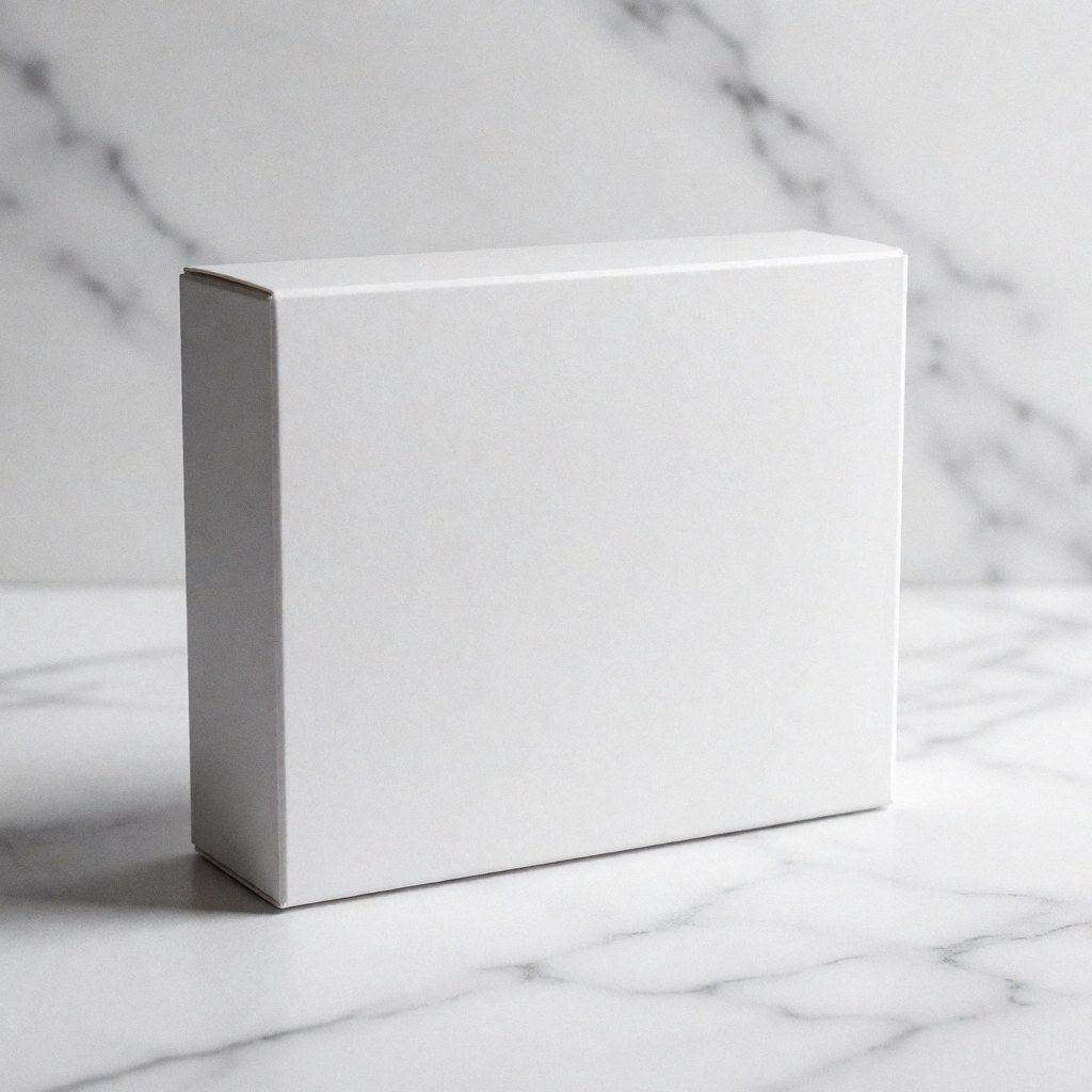 Une boîte moderne posée sur une surface en marbre blanc brillant, offrant un fond propre et professionnel pour la présentation de produits.