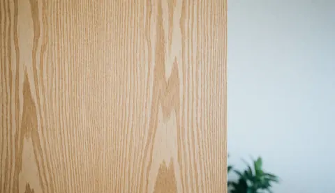 Arrière-plan en bois naturel avec texture visible, idéal pour placer des textes ou designs dans des espaces modernes.