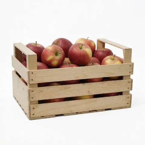 Une caisse en bois remplie de pommes rouges brillantes posée sur un fond blanc uni.