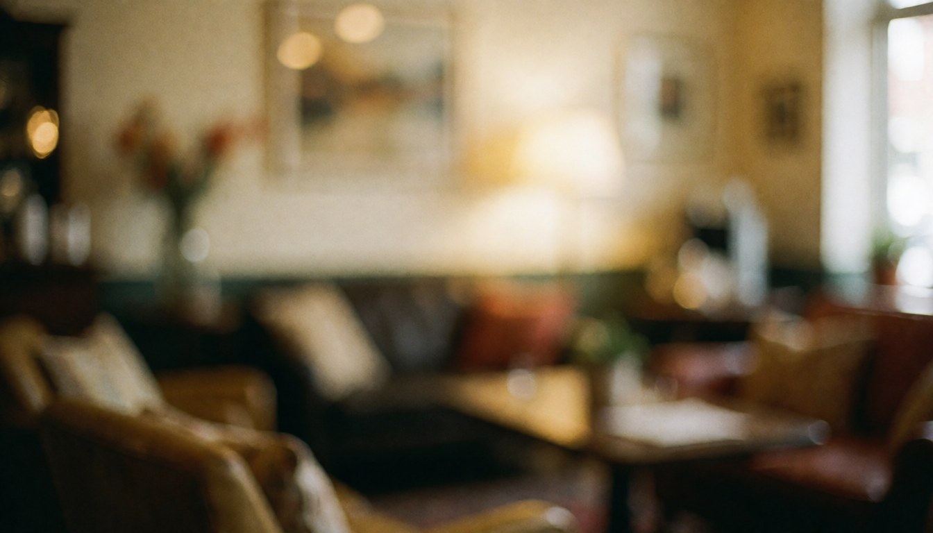 Vue floue d'un intérieur de café avec canapés, tables et éclairage doux créant une ambiance accueillante.