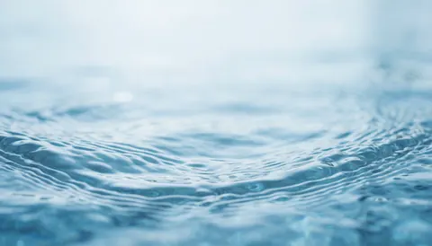 Eau bleue aux ondes douces et aux reflets brillants, idéale pour évoquer la propreté, la fraîcheur ou les services liés à l'eau.
