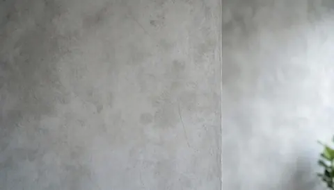 Mur en béton gris avec texture industrielle, idéal pour des espaces modernes et minimalistes.