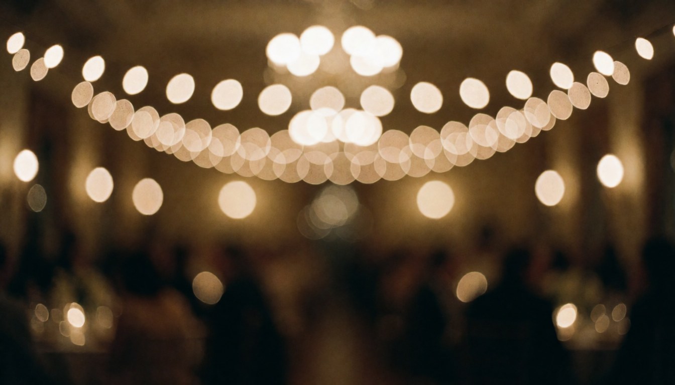 Arrière-plan flou de lumières chaudes dans une salle avec silhouettes d'invités.