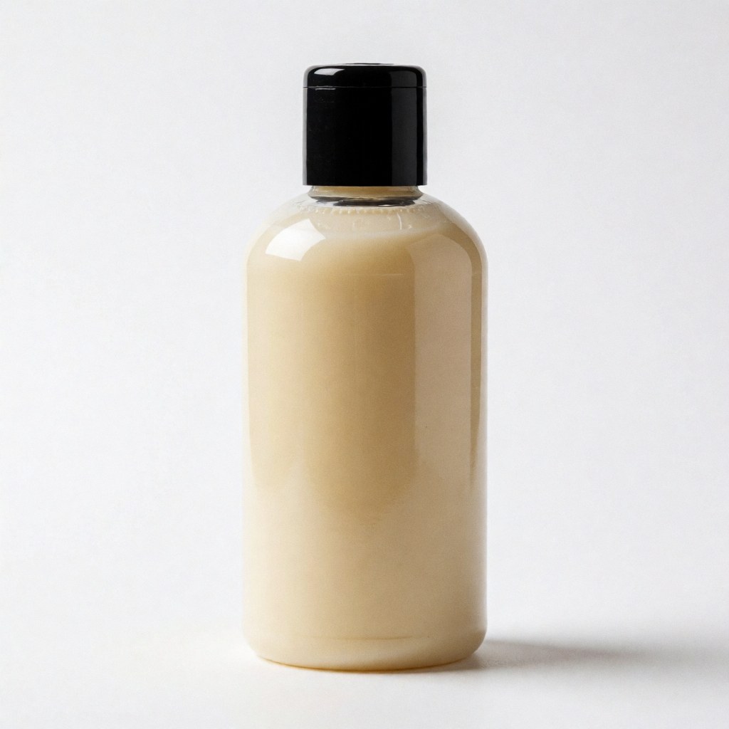 Bouteille carrée de cire pour cheveux sur fond blanc, produit cosmétique pour barbier ou salon de coiffure, vue de face.