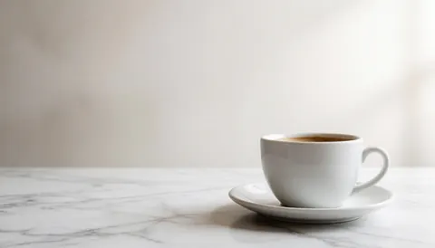 Arrière-plan blanc épuré et minimaliste avec une texture de marbre clair, idéal pour ajouter du texte ou des éléments graphiques dans un design professionnel.