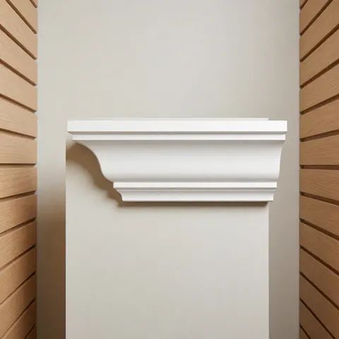 Détail d'une moulure décorative blanche sur un mur intérieur, mettant en valeur le design architectural et les finitions soignées.