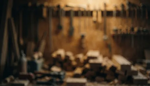 Vue rapprochée d'un atelier de menuiserie avec des outils et du bois sur un fond flou aux tons chauds