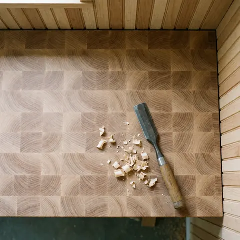 Vue de dessus d'une table de travail en bois avec des outils de menuiserie et des copeaux de bois