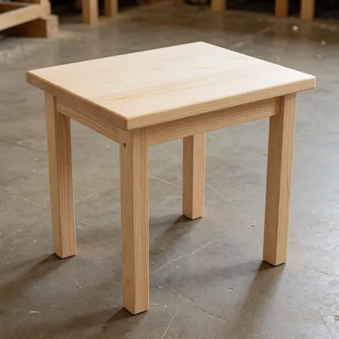 Un meuble simple en bois clair posé sur un sol en béton, mettant en valeur la texture naturelle du pin radiata dans un environnement minimaliste.
