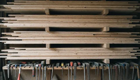Arrière-plan texturé d'un atelier montrant divers outils de menuiserie et de bricolage disposés sur une surface de travail.