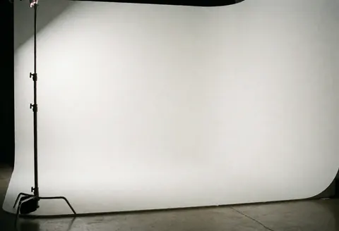 Mur blanc cyclorama lisse et uniforme utilisé comme fond neutre pour des prises de vue professionnelles en studio.