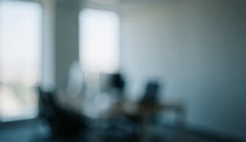 Arrière-plan flou d'un bureau moderne avec des tons blancs bleus et gris évoquant un environnement professionnel calme et épuré.