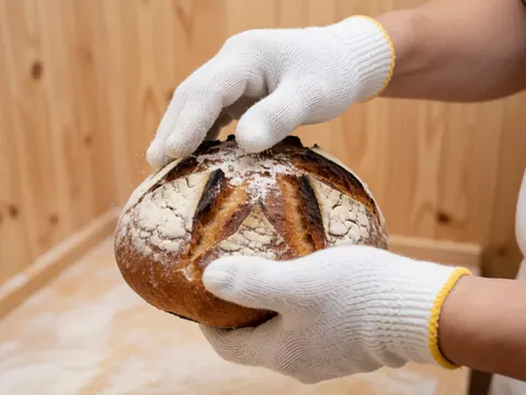 Gros plan sur une portion de pâte crue en cours de préparation, mettant en évidence sa texture et son aspect avant la cuisson.