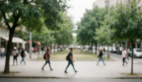 Arrière-plan urbain flou avec des arbres et des piétons marchant, idéal pour les textes de psychologie et les services de santé mentale.