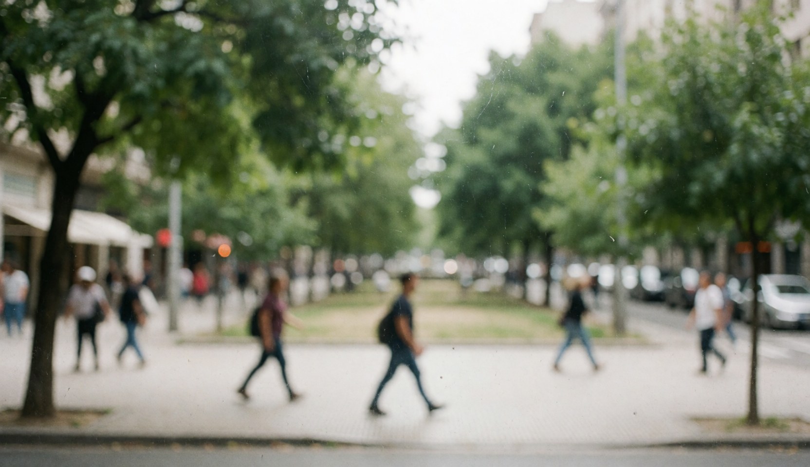 Arrière-plan urbain flou avec des arbres et des piétons marchant, idéal pour les textes de psychologie et les services de santé mentale.