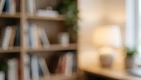 Étagère en bois supportant une lampe et des livres, créant un fond chaleureux et professionnel avec un effet de flou artistique pour du texte.