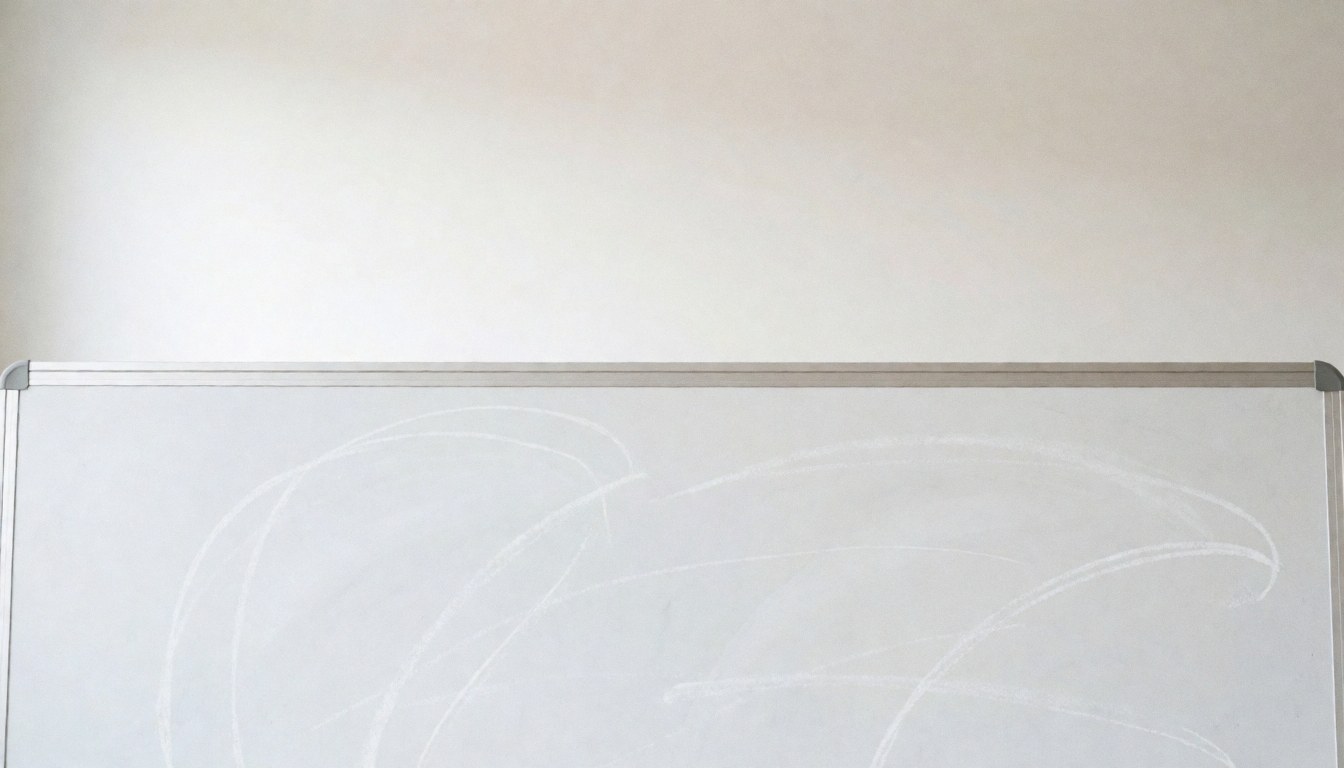Fond blanc avec tableau noir et traces de craie, idéal pour textes éducatifs. Scène propre, minimaliste et réaliste pour usage universitaire ou en classe.