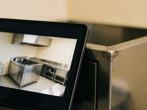 Détail d'une cuisine professionnelle montrant un design digital, du métal poli et une soudure visible, idéal pour les entreprises de cuisines industrielles.