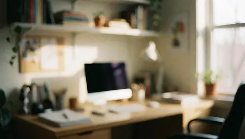 Fond d'espace de travail à domicile avec étagère, plantes vertes et ordinateur sur bureau, lumière naturelle par fenêtre, ambiance calme et professionnelle.