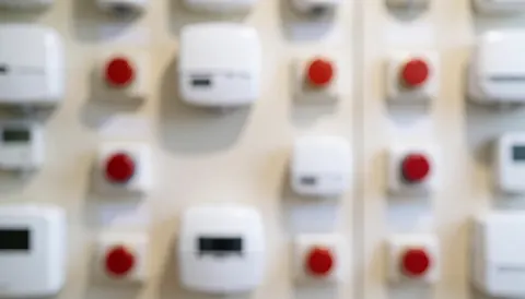 Fond abstrait de sécurité présentant des boutons rouges et des détecteurs blancs, adapté pour textes commerciaux et professionnels.