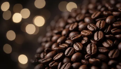 Arrière-plan abstrait et élégant composé de grains de café torréfiés foncés avec des effets de lumière bokeh pour un usage professionnel.