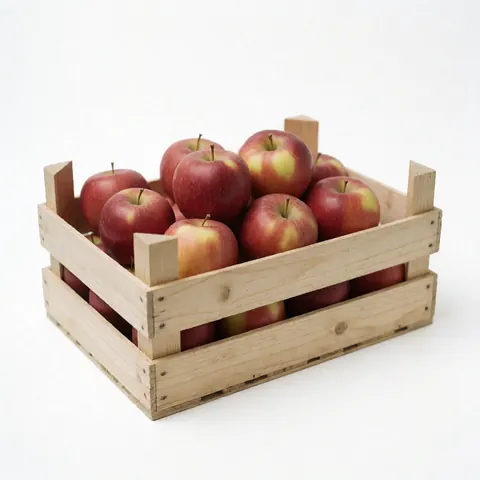 Une pomme rouge brillante posée seule dans une caisse en bois clair, mettant en valeur la fraîcheur du fruit sur un fond blanc.