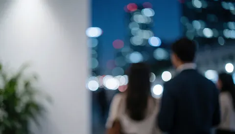Vue nocturne d'une ville avec des lumières floues, créant une atmosphère professionnelle et sécurisée, avec un espace vide à gauche pour ajouter du texte.