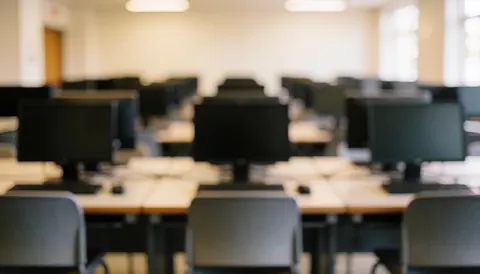 Arrière-plan flou d'un laboratoire d'informatique dans une université, adapté pour du texte et du contenu éducatif.