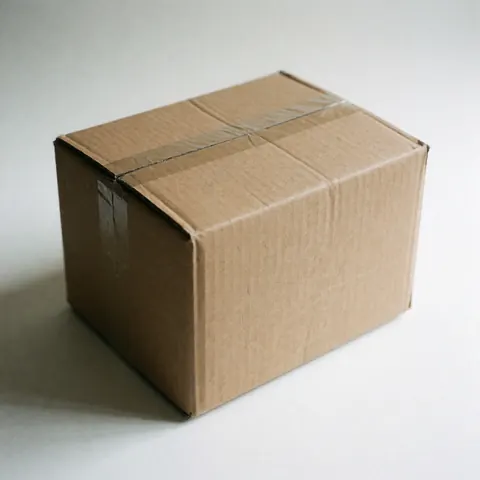 Un carton fermé et scellé prêt à être envoyé, représentant un produit en ligne.