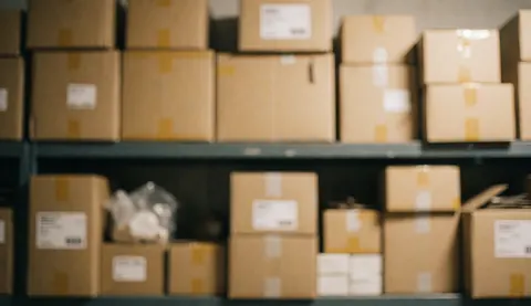 Cartons empilés sur des étagères avec une lumière douce, servant de fond neutre pour textes ou bannières web.