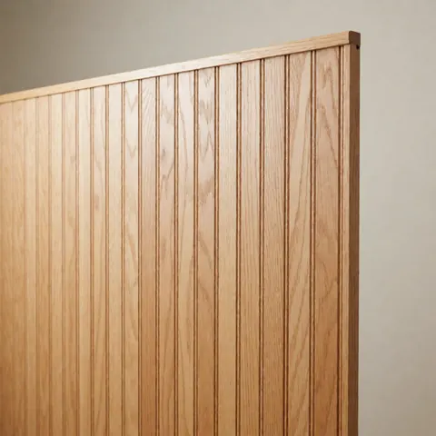 Des panneaux muraux en bois clair sont fixés sur un mur intérieur, créant un revêtement texturé et naturel pour la décoration.