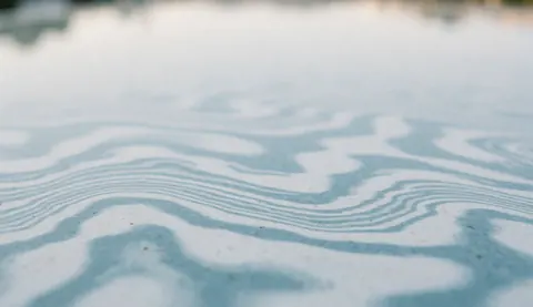 Fond abstrait avec des ondulations d'air frais en tons bleus et blancs, idéal pour textes commerciaux, style digital réaliste, publicité climatisation.