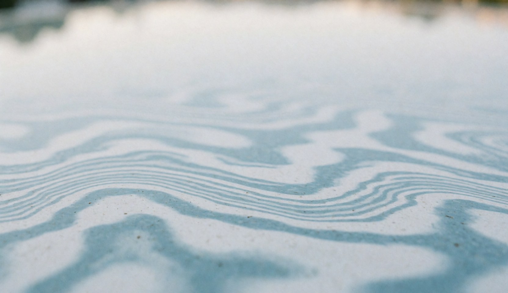 Fond abstrait avec des ondulations d'air frais en tons bleus et blancs, idéal pour textes commerciaux, style digital réaliste, publicité climatisation.