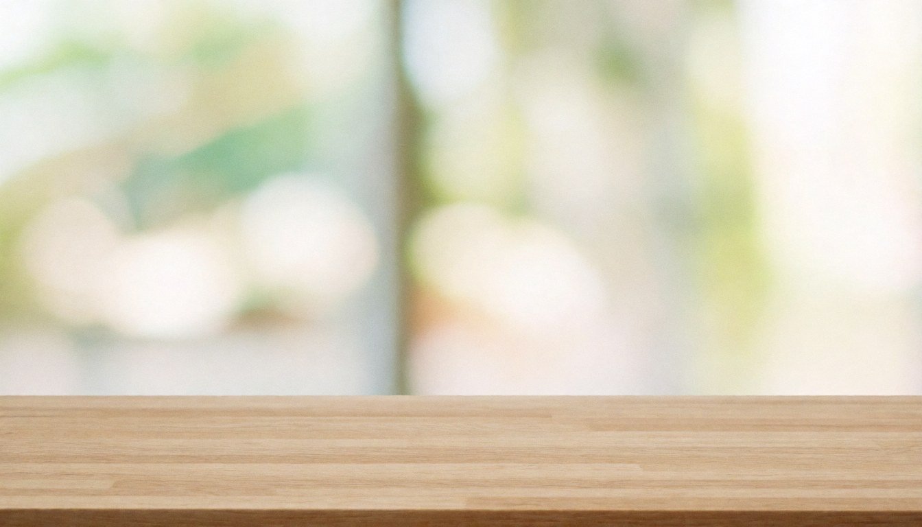 Table en bois clair avec fond flou, idéale pour présentations, formation ou placement de textes et produits dans une scène professionnelle et minimaliste.