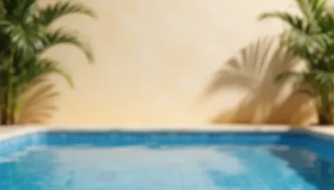 Fond de piscine d'hôtel avec eau bleue et palmers flous, idéal pour textes commerciaux, ambiance relaxante et tropicale.